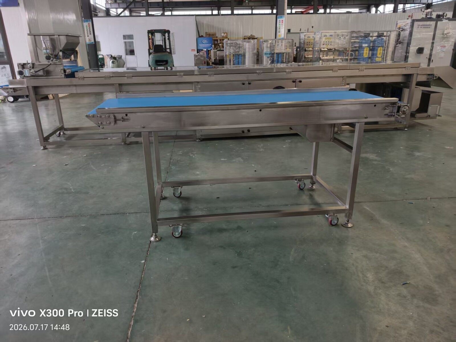 Infeed conveyor section for the chocolate coating line