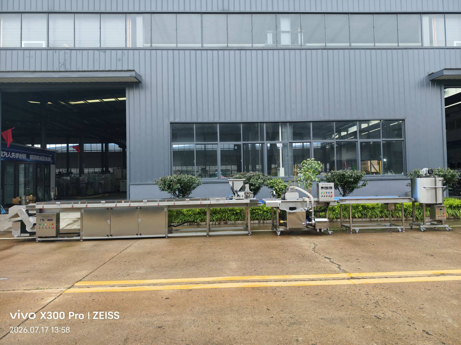 Customized chocolate coating line for rice cakes