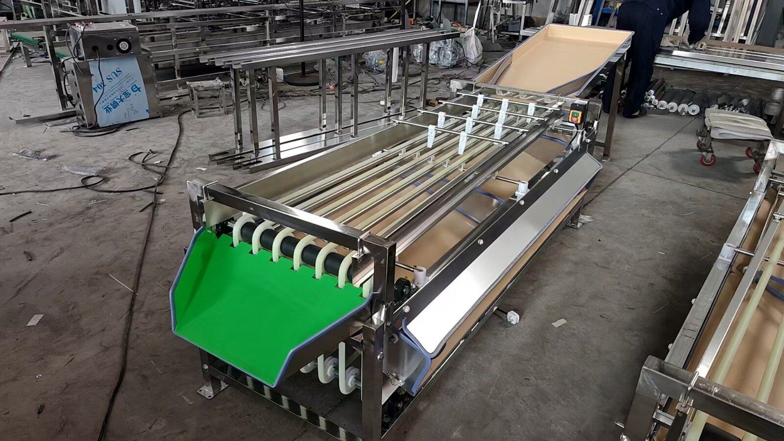 Three discharge outlets on the persimmon grading machine