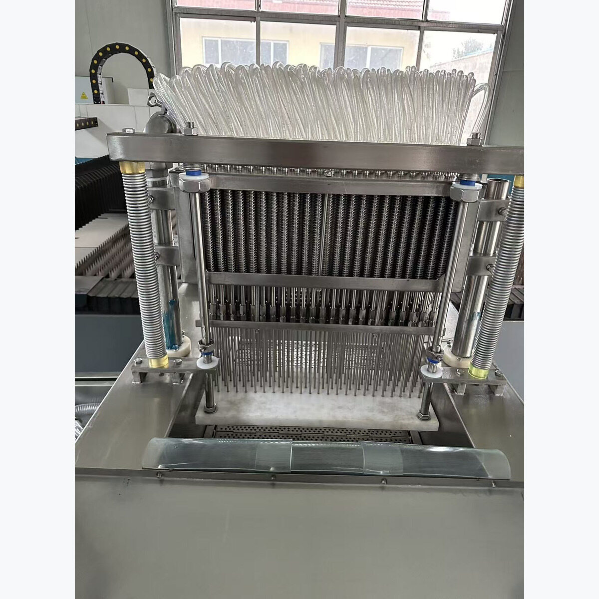 Needle assembly and liquid supply tubes with the machine stopped.