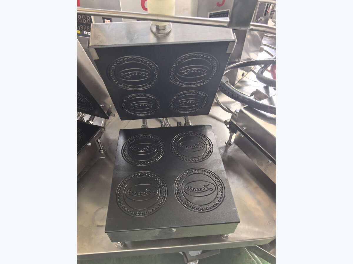 Patterned upper and lower baking plates.