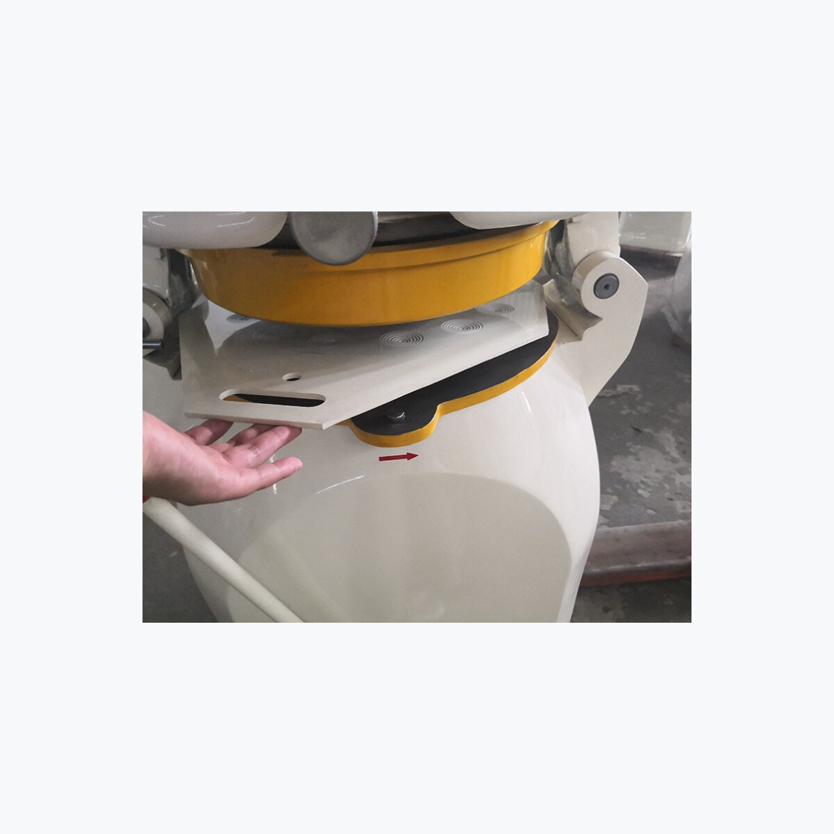 Rounding tray at the loading position.
